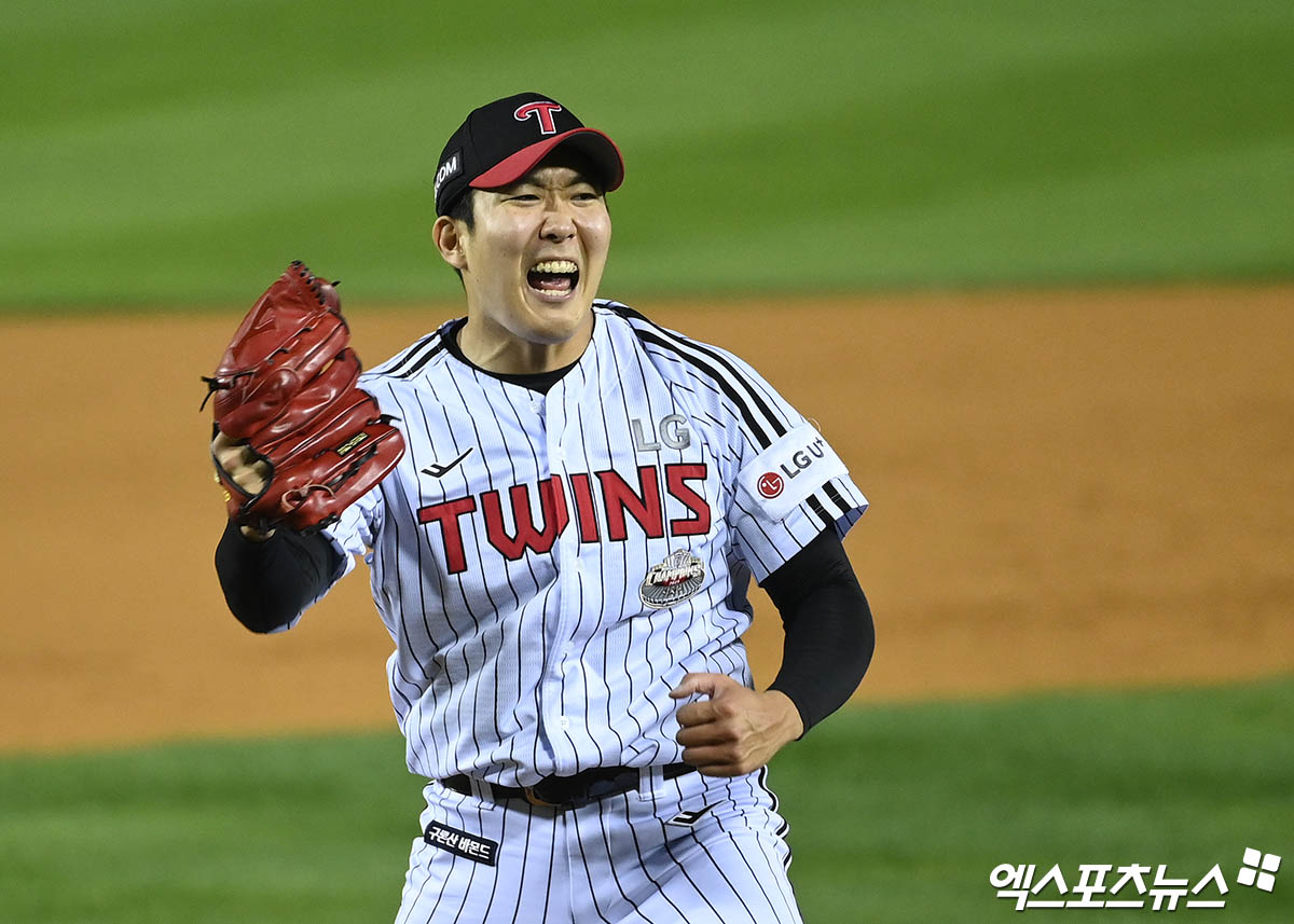 11일 오후 서울 송파구 잠실야구장에서 열린 '2024 신한 SOL Bank KBO 포스트시즌' KT 위즈와 LG 트윈스의 경기, 7회말 2사 1,3루 LG 손주영이 KT 오윤석을 헛스윙 삼진 아웃으로 잡아내며 이닝을 종료시킨 뒤 포효하고 있다. 엑스포츠뉴스DB