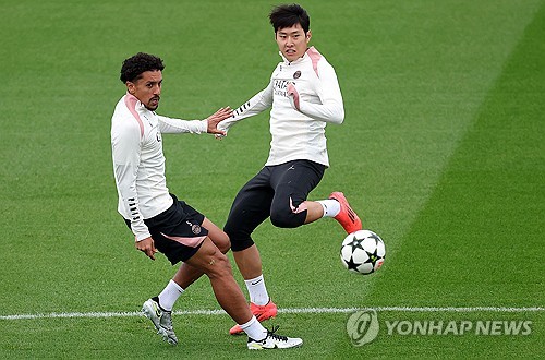 파리 생제르맹(PSG) 대표로 경기 전 기자회견에 참석한 이강인이 PSV 에인트호번을 상대로 선발 출전할 거란 전망이 나왔다. 프랑스 매체 레퀴프가 이강인이 마르코 아센시오를 제치고 가짜 9번으로 출전할 거라고 전했다. 매체는 'PSV전을 앞두고 루이스 엔리케 감독은 마르코 아센시오나 랑달 콜로 무아니 대신 이강인을 공격 최전선에 배치할 것'이라고 보도했다.