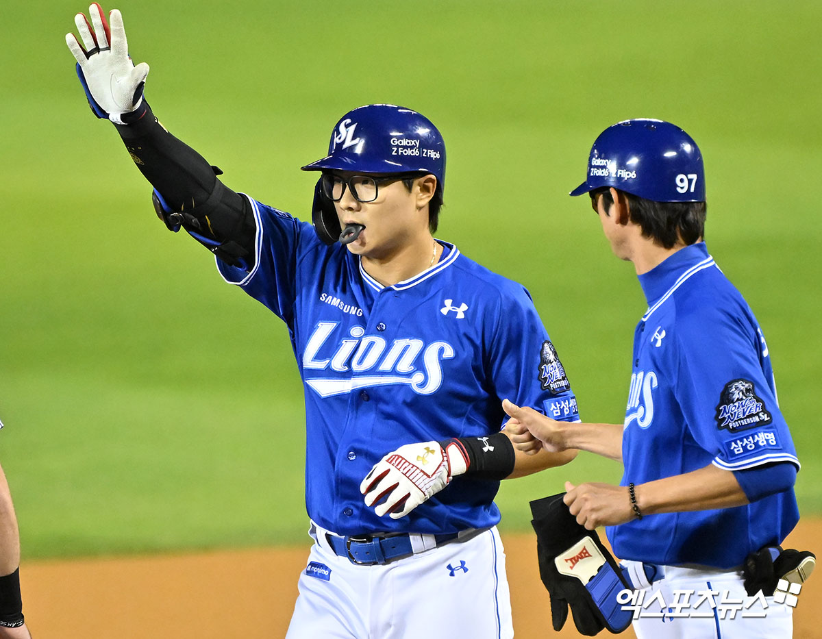 17일 오후 서울 송파구 잠실야구장에서 열린 '2024 신한 SOL Bank KBO 포스트시즌' 삼성 라이온즈와 LG 트윈스의 플레이오프 3차전 경기, 4회초 1사 삼성 윤정빈이 우전안타를 날린 후 기뻐하고 있다. 엑스포츠뉴스 DB