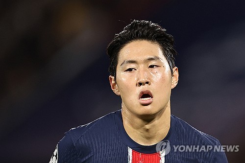 파리 생제르맹(PSG) 공격수 이강인이 네덜란드 명문 PSV 에인트호번을 상대로 선발 출전했으나 이렇다 할 활약을 보이지 못하고 후반 중반 교체 아웃됐다. 프랑스 레퀴프는 '영향력이 없었다. 거의 보이지 않았다'며 이강인에게 팀 내 최저 평점인 3점을 부여했다. 연합뉴스