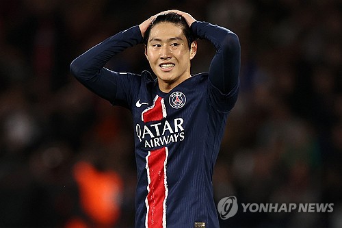 파리 생제르맹(PSG) 공격수 이강인이 네덜란드 명문 PSV 에인트호번을 상대로 선발 출전했으나 이렇다 할 활약을 보이지 못하고 후반 중반 교체 아웃됐다. 프랑스 레퀴프는 '영향력이 없었다. 거의 보이지 않았다'며 이강인에게 팀 내 최저 평점인 3점을 부여했다. 연합뉴스