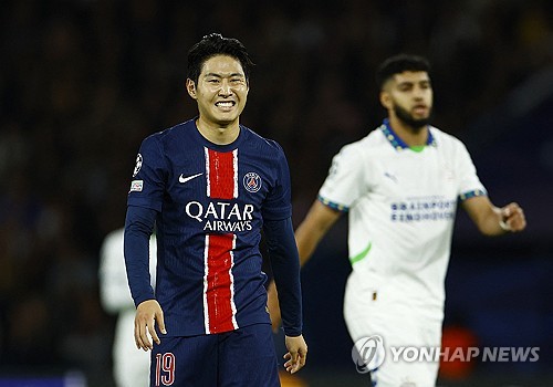 파리 생제르맹(PSG) 공격수 이강인이 네덜란드 명문 PSV 에인트호번을 상대로 선발 출전했으나 이렇다 할 활약을 보이지 못하고 후반 중반 교체 아웃됐다. 프랑스 레퀴프는 '영향력이 없었다. 거의 보이지 않았다'며 이강인에게 팀 내 최저 평점인 3점을 부여했다. 연합뉴스