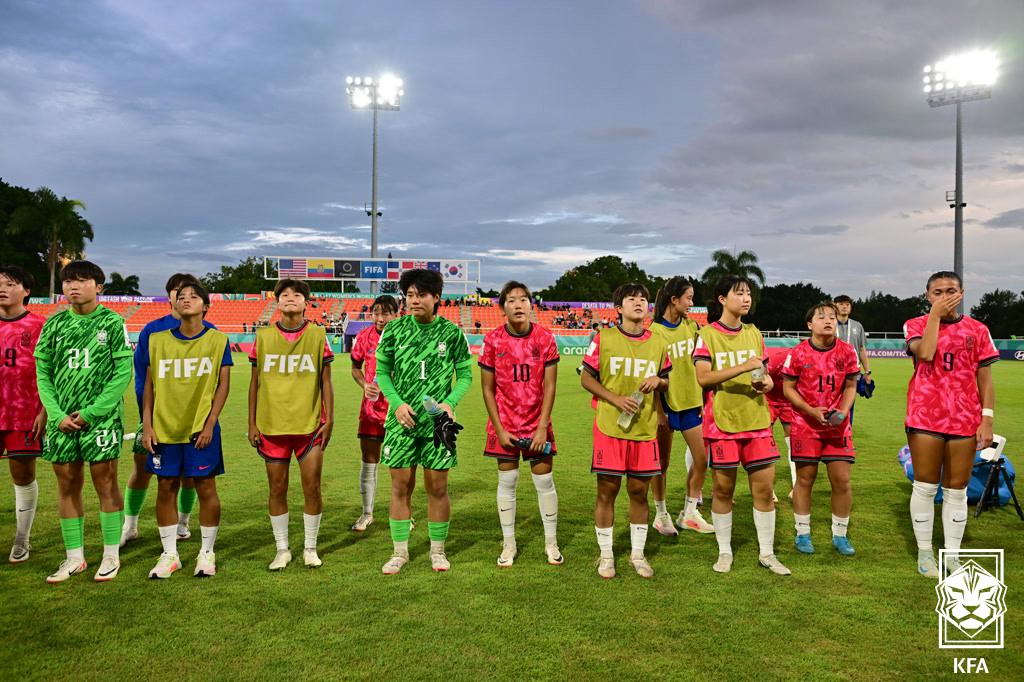 김은정 감독이 이끄는 한국 U-17 여자 축구 대표팀이 23일(한국시간) 도미니카 공화국 산티아고 데 로스 카바예로스에 있는 에스타디오 시바오 FC에서 열린 미국과의 대회 조별리그 B조 3차전에서 0-5로 대패했다.   B조에서 1무 2패(승점 1∙골득실 -10∙득점 1)에 그친 한국은 같은 시각 스페인에게 1-2로 패한 콜롬비아(승점 1∙골득실 -3)와 승점이 같지만, 골 득실에 밀려 최하위로 탈락했다. 대한축구협회