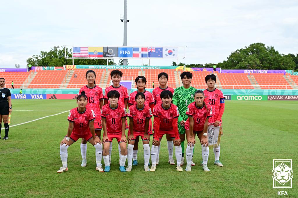 김은정 감독이 이끄는 한국 U-17 여자 축구 대표팀이 23일(한국시간) 도미니카 공화국 산티아고 데 로스 카바예로스에 있는 에스타디오 시바오 FC에서 열린 미국과의 대회 조별리그 B조 3차전에서 0-5로 대패했다.   B조에서 1무 2패(승점 1∙골득실 -10∙득점 1)에 그친 한국은 같은 시각 스페인에게 1-2로 패한 콜롬비아(승점 1∙골득실 -3)와 승점이 같지만, 골 득실에 밀려 최하위로 탈락했다. 대한축구협회