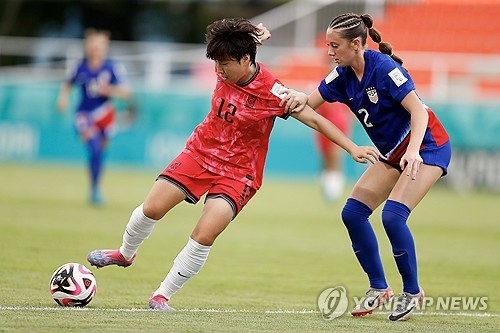 김은정 감독이 이끄는 한국 U-17 여자 축구 대표팀이 23일(한국시간) 도미니카 공화국 산티아고 데 로스 카바예로스에 있는 에스타디오 시바오 FC에서 열린 미국과의 대회 조별리그 B조 3차전에서 0-5로 대패했다.   B조에서 1무 2패(승점 1∙골득실 -10∙득점 1)에 그친 한국은 같은 시각 스페인에게 1-2로 패한 콜롬비아(승점 1∙골득실 -3)와 승점이 같지만, 골 득실에 밀려 최하위로 탈락했다. 연합뉴스