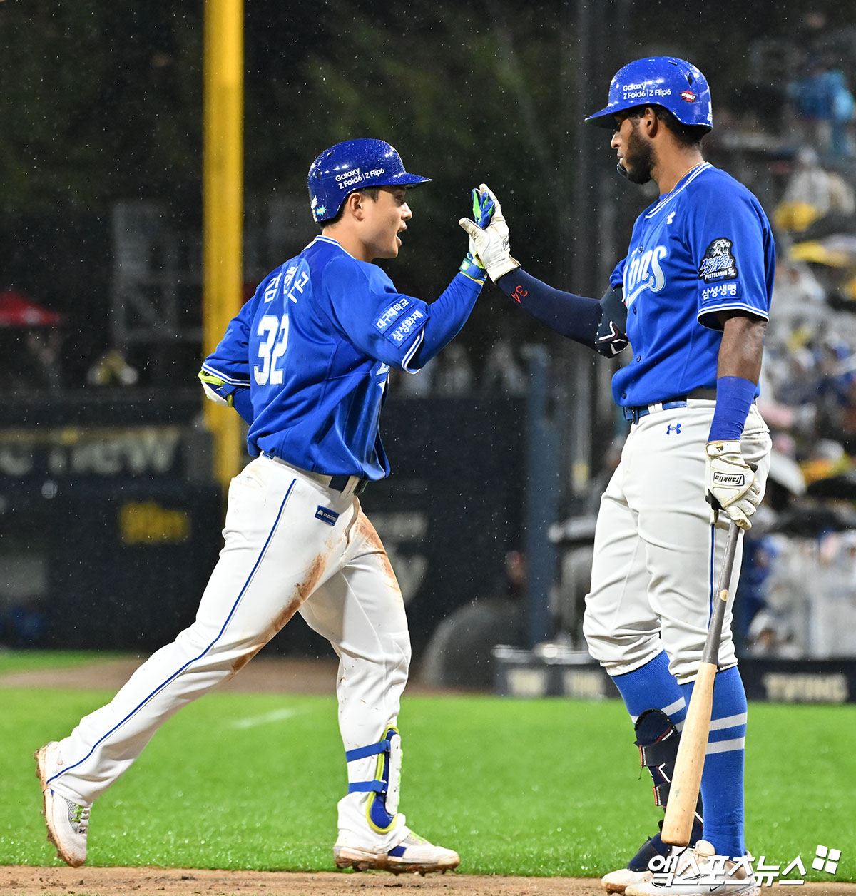 21일 오후 광주기아챔피언스필드에서 열린 '2024 신한 SOL Bank KBO 한국시리즈' 삼성 라이온즈와 KIA 타이거즈의 1차전 경기, 6회초 삼성 김헌곤이 솔로 홈런을 날린 후 디아즈와 하이파이브를 하고 있다. 엑스포츠뉴스 DB