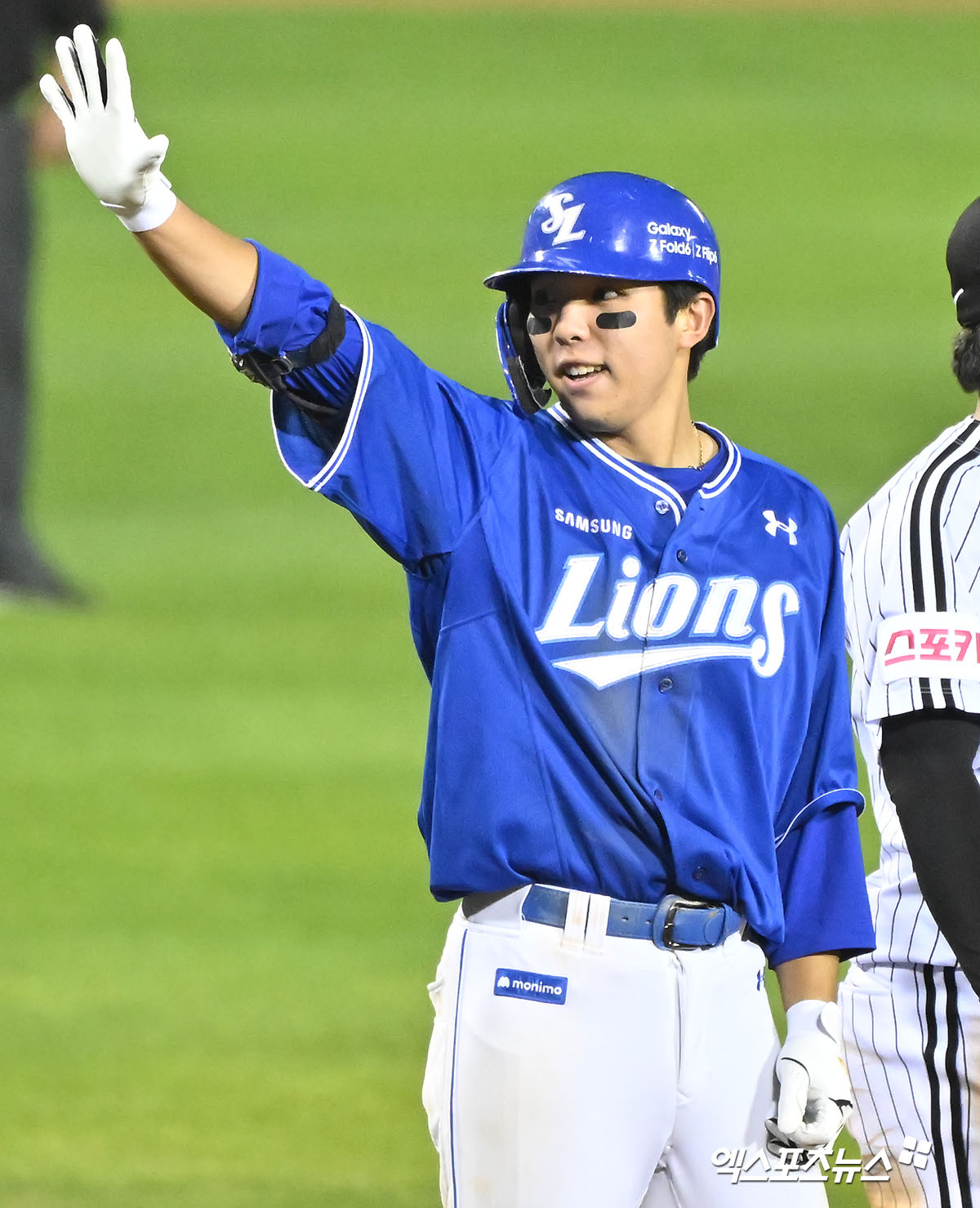 17일 오후 서울 송파구 잠실야구장에서 열린 '2024 신한 SOL Bank KBO 포스트시즌' 삼성 라이온즈와 LG 트윈스의 플레이오프 3차전 경기, 7회초 2사 삼성 김영웅이 3루타를 날린 후 기뻐하고 있다. 엑스포츠뉴스 DB