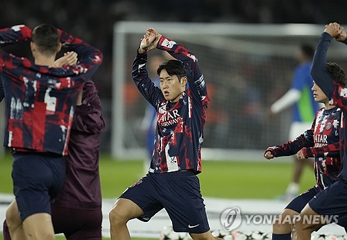 프랑스 유력지 레퀴프가 23일 프랑스 파리 파르크 데 프랭스에서 열린 2024-2025 유럽축구연맹 챔피언스리그 본선 리그페이즈 3차전 PSV 에인트호번과의 홈 경기에서 이강인 최전방 스트라이커 '가짜 9번'으로 선발 출격했으나 부진한 가운데 후반 중반 교체되자 1면에 대놓고 혹평했다. 이강인은 루이스 엔리케 감독의 전술 주문에 따라 최근 스트라이커로 뛰고 있다. 연합뉴스