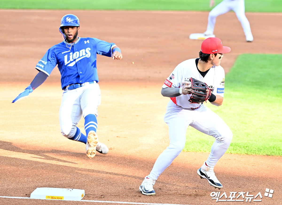 23일 오후 광주기아챔피언스필드에서 열린 '2024 신한 SOL Bank KBO 한국시리즈' 삼성 라이온즈와 KIA 타이거즈의 1차전 서스펜디드 경기,  6회초 무사 1,2루 KIA 김도영이 삼성 김영웅의 번트때 디아즈를 포스아웃 시키고 있다. 광주, 김한준 기자