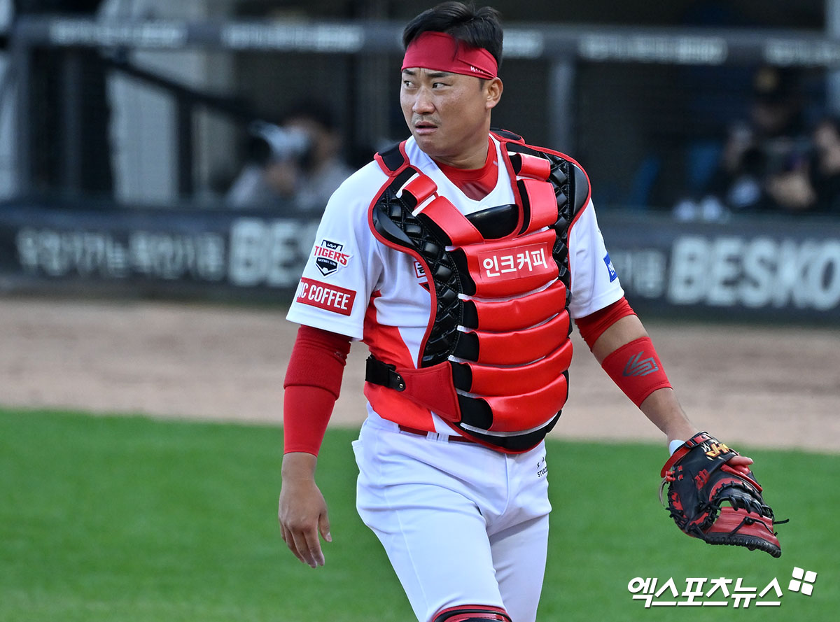 23일 오후 광주기아챔피언스필드에서 열린 '2024 신한 SOL Bank KBO 한국시리즈' 삼성 라이온즈와 KIA 타이거즈의 1차전 서스펜디드 경기,  6회초 무사 1,2루 KIA 김태군이 삼성 김영웅의 번트때 2루 주자 디아즈를 포스아웃 시키고 있다. 광주, 김한준 기자