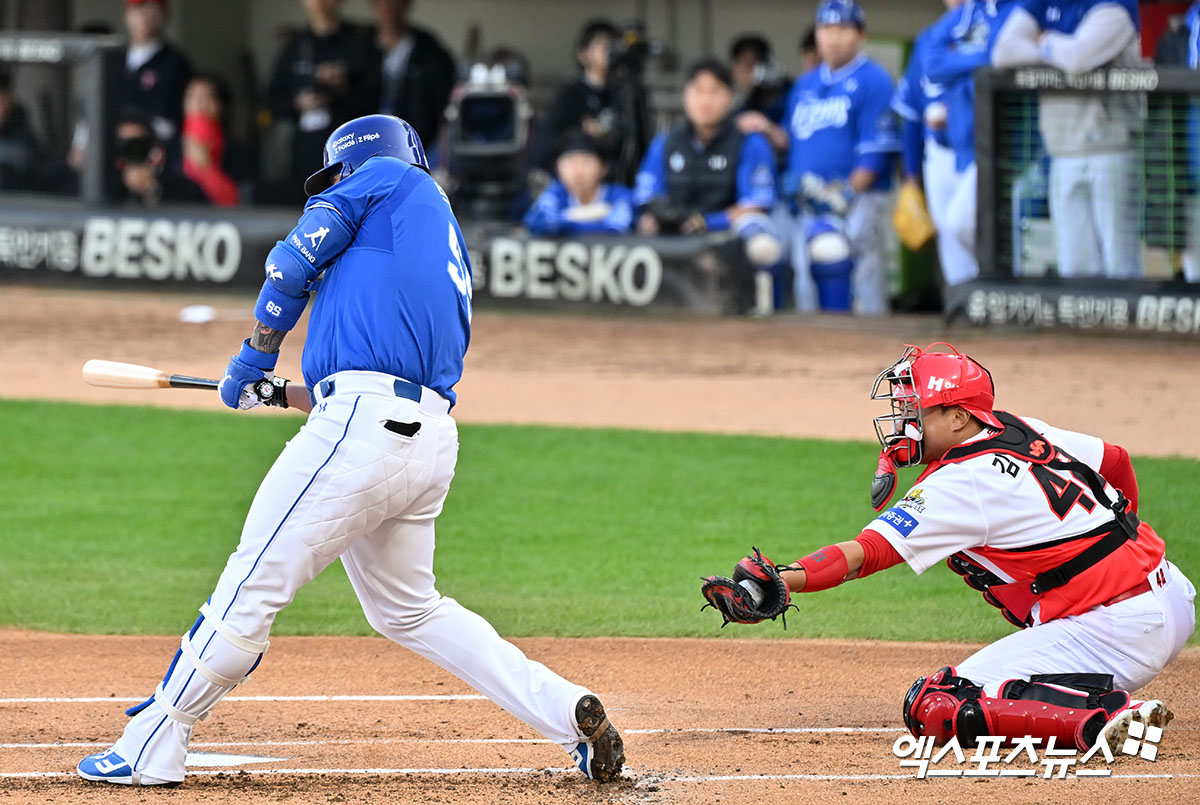 23일 오후 광주기아챔피언스필드에서 열린 '2024 신한 SOL Bank KBO 한국시리즈' 삼성 라이온즈와 KIA 타이거즈의 1차전 서스펜디드 경기, 6회초 1사 1,2루 삼성 박병호가 헛스윙 삼진을 당하고 있다. 광주, 김한준 기자