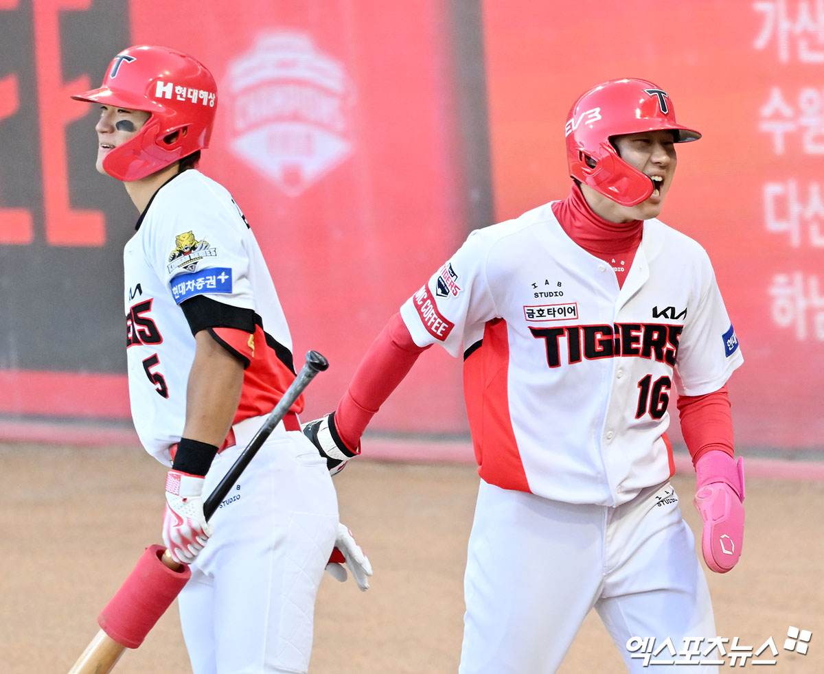 23일 오후 광주기아챔피언스필드에서 열린 '2024 신한 SOL Bank KBO 한국시리즈' 삼성 라이온즈와 KIA 타이거즈의 1차전 서스펜디드 경기, 7회말 2사 1,3루 KIA 최원준이 삼성 임창민의 폭투때 득점에 성공하며 기뻐하고 있다. 광주, 김한준 기자