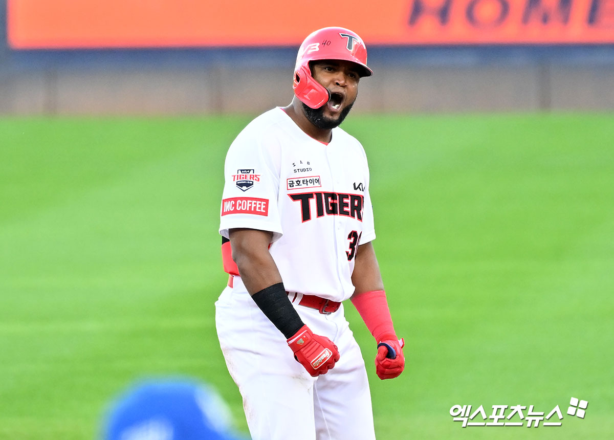 23일 오후 광주기아챔피언스필드에서 열린 '2024 신한 SOL Bank KBO 한국시리즈' 삼성 라이온즈와 KIA 타이거즈의 1차전 서스펜디드 경기, 7회말 2사 2루 KIA 소크라테스가 1타점 적시타를 날린 후 기뻐하고 있다. 광주, 김한준 기자