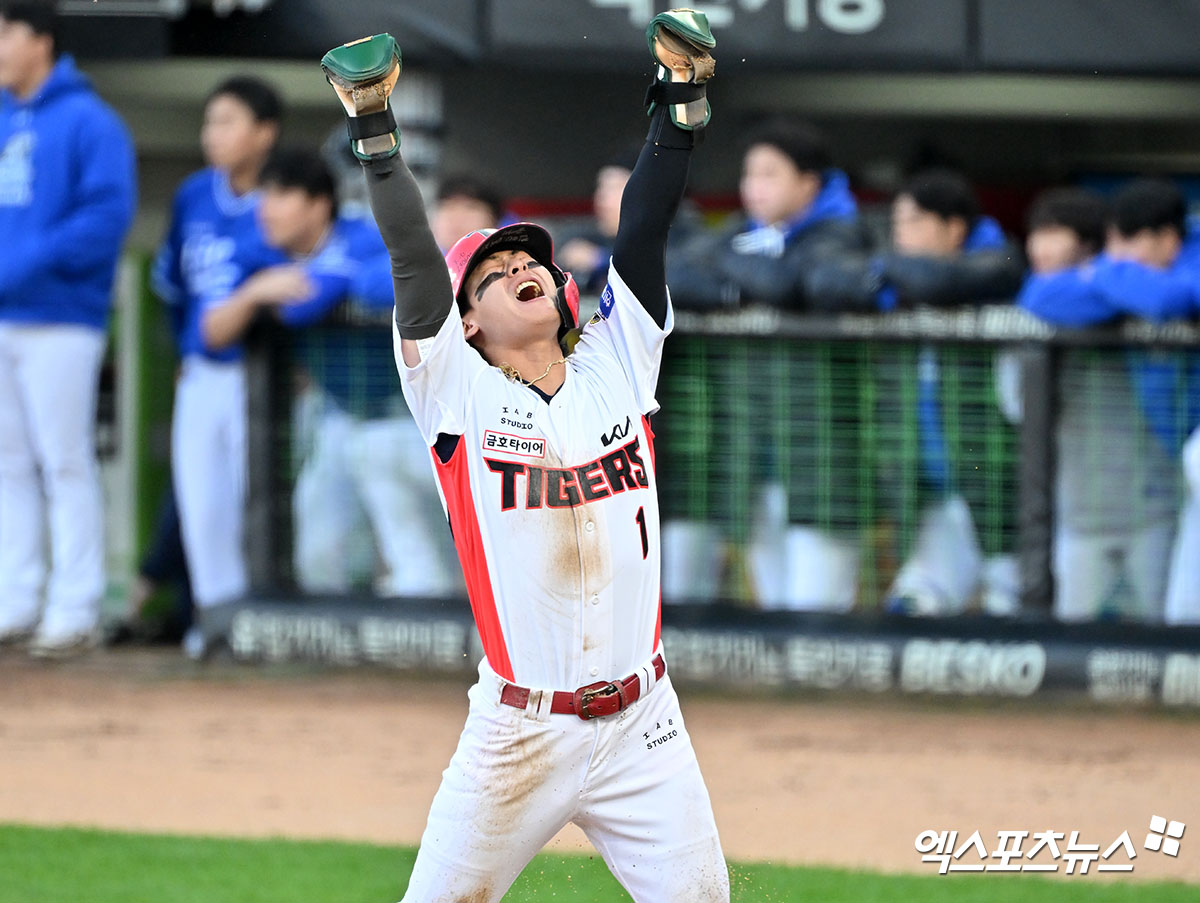 KIA 타이거즈 내야수 박찬호가 23일 광주 기아챔피언스필드에서 열린 2024 신한 SOL Bank KBO 포스트시즌 삼성과의 한국시리즈 1차전(10월 21일 경기 서스펜디드 재개)에서 7회말 득점을 기록한 뒤 기뻐하고 있다. 사진 김한준 기자