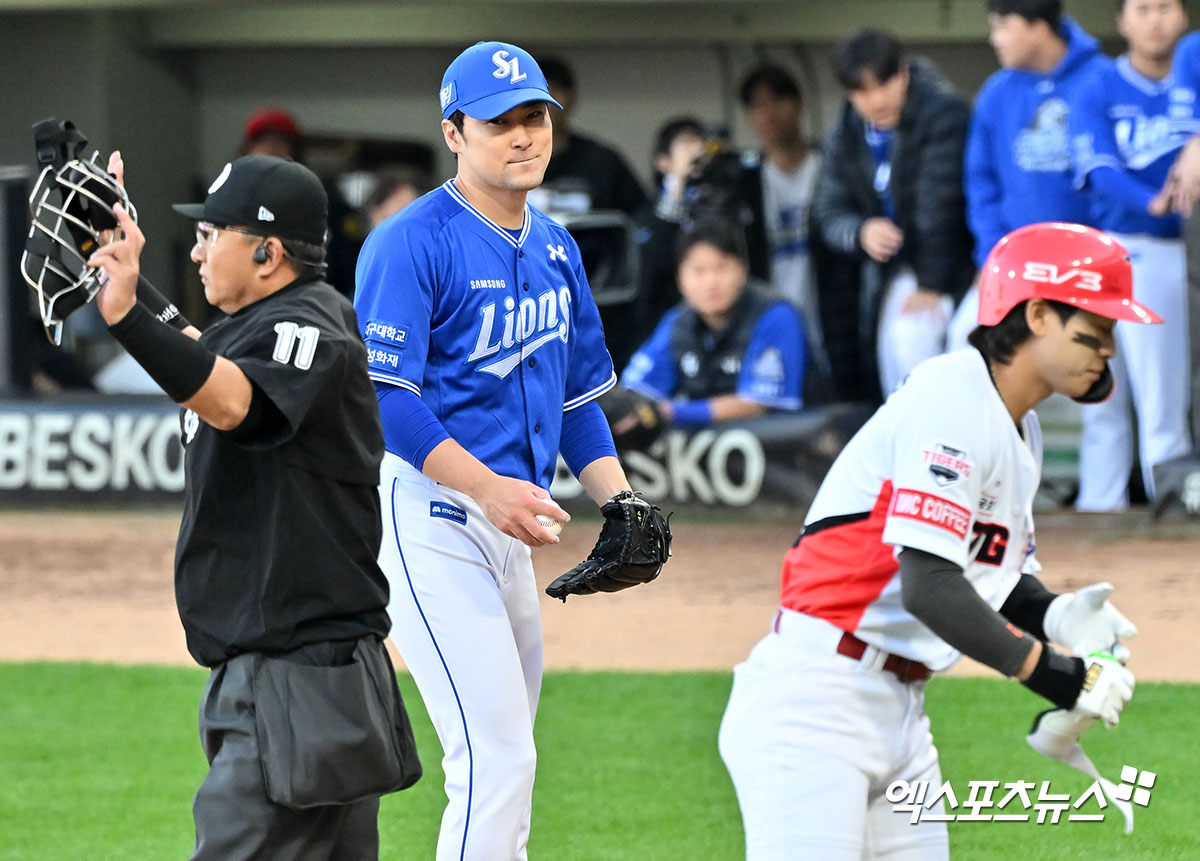 23일 오후 광주기아챔피언스필드에서 열린 '2024 신한 SOL Bank KBO 한국시리즈' 삼성 라이온즈와 KIA 타이거즈의 1차전 서스펜디드 경기, 7회말 2사 2,3루 삼성 임창민이 폭투로 실점을 한 후 아쉬워하고 있다. 광주, 김한준 기자