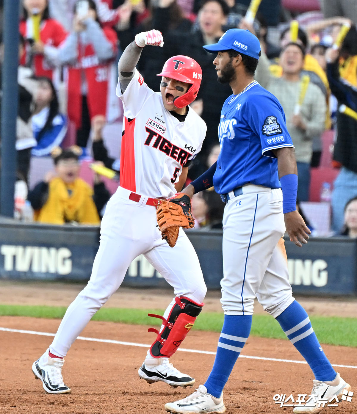 KIA 타이거즈 내야수 김도영이 23일 광주 기아챔피언스필드에서 열린 2024 신한 SOL Bank KBO 포스트시즌 삼성과의 한국시리즈 1차전(10월 21일 경기 서스펜디드 재개)에서 7회말 1타점 적시타를 기록한 뒤 세리머니를 하고 있다. 사진 김한준 기자