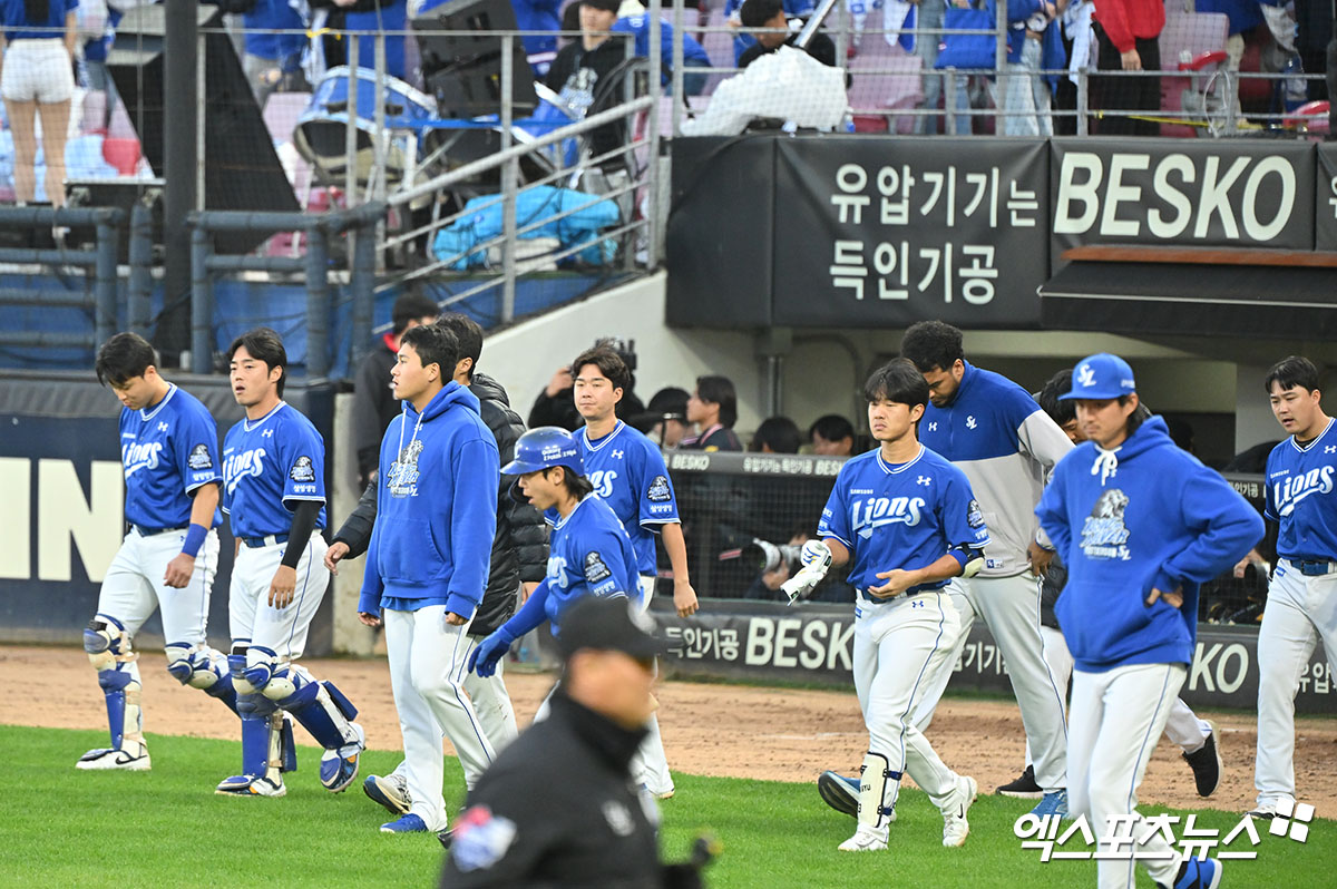 삼성 라이온즈가 23일 광주 기아챔피언스필드에서 열린 2024 신한 SOL Bank KBO 포스트시즌 KIA 타이거즈와의 한국시리즈(7전 4승제) 1차전(10월 21일 경기 서스펜디드 재개)에서 1-5로 역전패를 당했다. 사진 김한준 기자