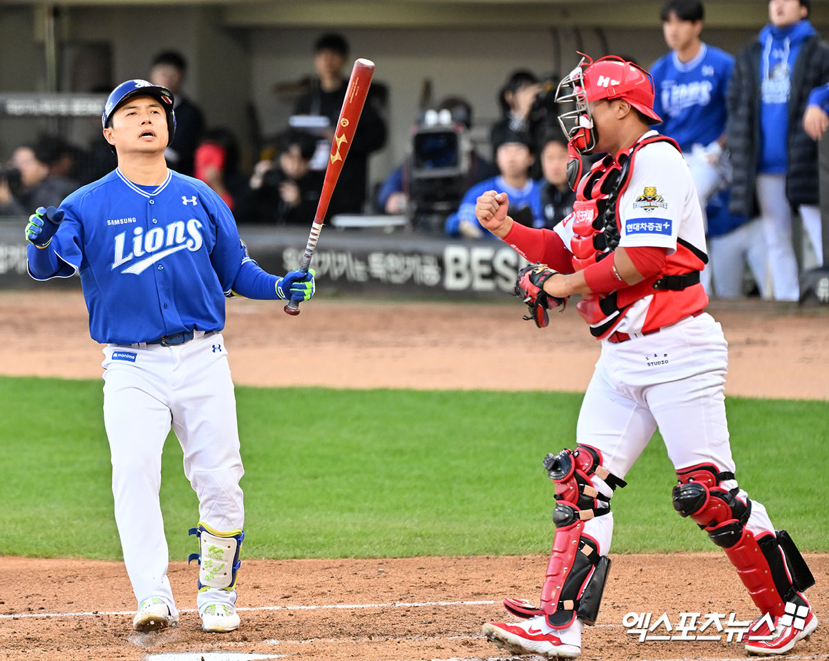 삼성 라이온즈 외야수 김헌곤(왼쪽)이  23일 광주 기아챔피언스필드에서 열린 2024 신한 SOL Bank KBO 포스트시즌 KIA 타이거즈와의 한국시리즈(7전 4승제) 1차전(10월 21일 경기 서스펜디드 재개)에서 7회초 삼진을 당한 뒤 아쉬워 하고 있다. 사진 김한준 기자