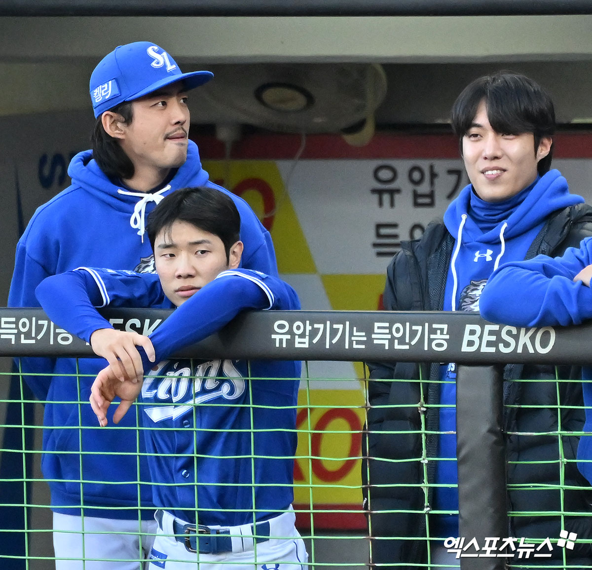 23일 오후 광주기아챔피언스필드에서 열린 '2024 신한 SOL Bank KBO 한국시리즈' 삼성 라이온즈와 KIA 타이거즈의 1차전 서스펜디드 경기, 삼성 구자욱과 원태인이 임창민의 연속 폭투로 역전을 허용하자 아쉬워하고 있다. 광주, 김한준 기자