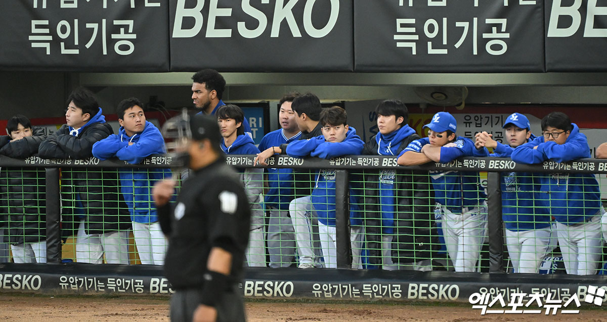 삼성 라이온즈 선수들이 23일 광주 기아챔피언스필드에서 열린 KIA 타이거즈와의 한국시리즈 1차전 서스펜디드 경기에서​​​​ 역전당한 뒤 침묵하고 있다. 광주, 김한준 기자