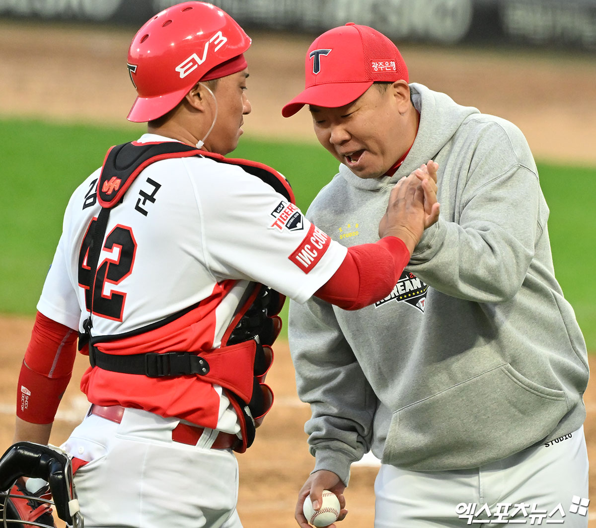 23일 오후 광주기아챔피언스필드에서 열린 '2024 신한 SOL Bank KBO 한국시리즈' 삼성 라이온즈와 KIA 타이거즈의 1차전 서스펜디드 경기, KIA가 삼성에 5:1 역전승을 거두며 한국시리즈 첫 승을 거뒀다.  이날 경기에서 승리한 KIA 김태군이 이범호 감독에게 승리구를 전달하고 있다. 광주, 김한준 기자