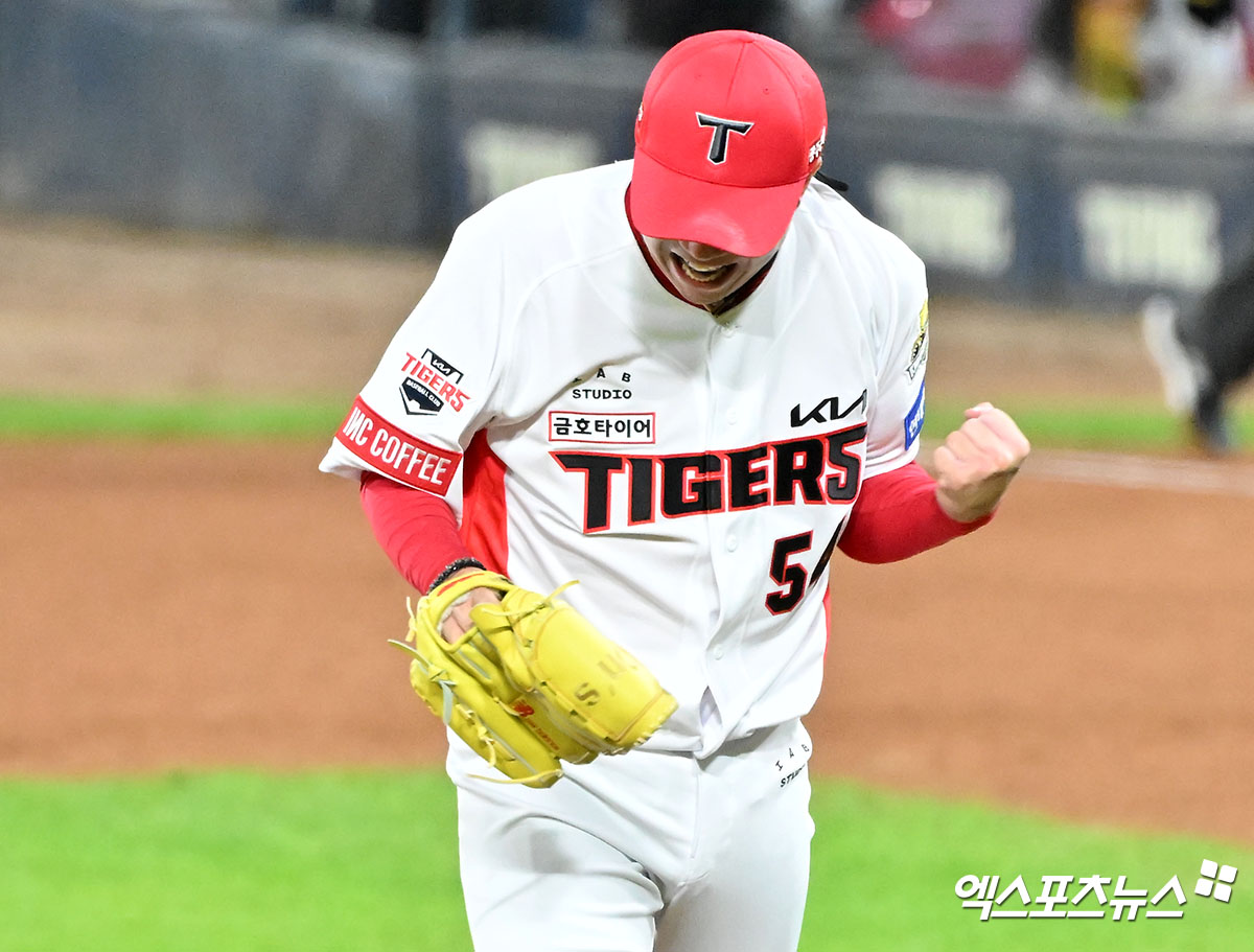 23일 오후 광주기아챔피언스필드에서 열린 '2024 신한 SOL Bank KBO 한국시리즈' 삼성 라이온즈와 KIA 타이거즈의 2차전 경기, 5회초 수비를 마친 KIA 선발투수 양현종이 기뻐하고 있다. KIA는 2차전에서 8-3 완승을 거두고 같은 날 먼저 열린 1차전 5-1 승리를 묶어 하루에 2승을 챙기고 통합 우승에 성큼 다가섰다. 역대 한국시리즈 1~2차전 연승팀 우승확률은 90%다. 광주, 김한준 기자