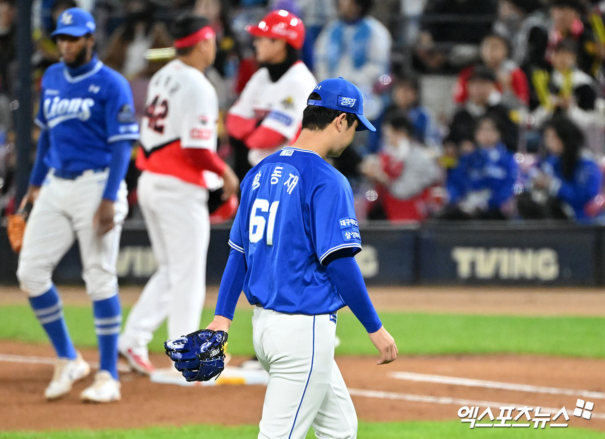 삼성 라이온즈의 오른손 투수 황동재는 23일 광주 기아챔피언스필드에서 열린 2024 '신한 SOL 뱅크 KBO 한국시리즈' 2차전 KIA 타이거즈와 원정 경기에 선발 등판했으나 ⅔이닝 동안 5피안타 1볼넷을 내주며 5실점하고는 교체되는 등 최악의 피징을 선보였다. 광주, 김한준 기자