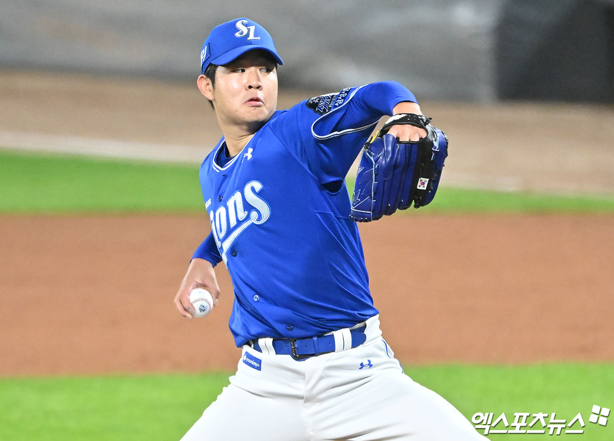 23일 오후 광주기아챔피언스필드에서 열린 '2024 신한 SOL Bank KBO 한국시리즈' 삼성 라이온즈와 KIA 타이거즈의 2차전 경기, 1회말 삼성 선발투수 황동재가 공을 힘차게 던지고 있다. 황동재는 이날 3분의2이닝을 던지고 5실점, 1회를 채우지 못한 채 마운드에서 물러나는 최악의 투구를 보였다. 광주, 김한준 기자