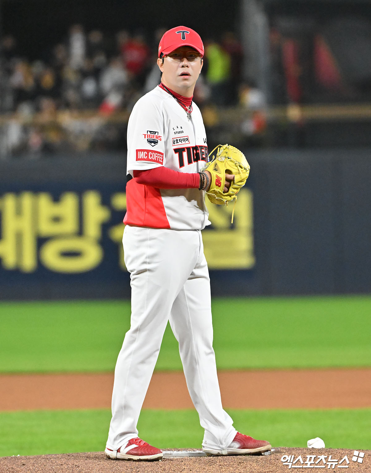 23일 오후 광주기아챔피언스필드에서 열린 '2024 신한 SOL Bank KBO 한국시리즈' 삼성 라이온즈와 KIA 타이거즈의 2차전 경기, 1회초 KIA 선발투수 양현종이 공을 힘차게 던지고 있다. 양현종은 이날 5와 3분의2이닝을 8안타 2실점으로 막아내며 승리투수가 됐다. 광주, 김한준 기자