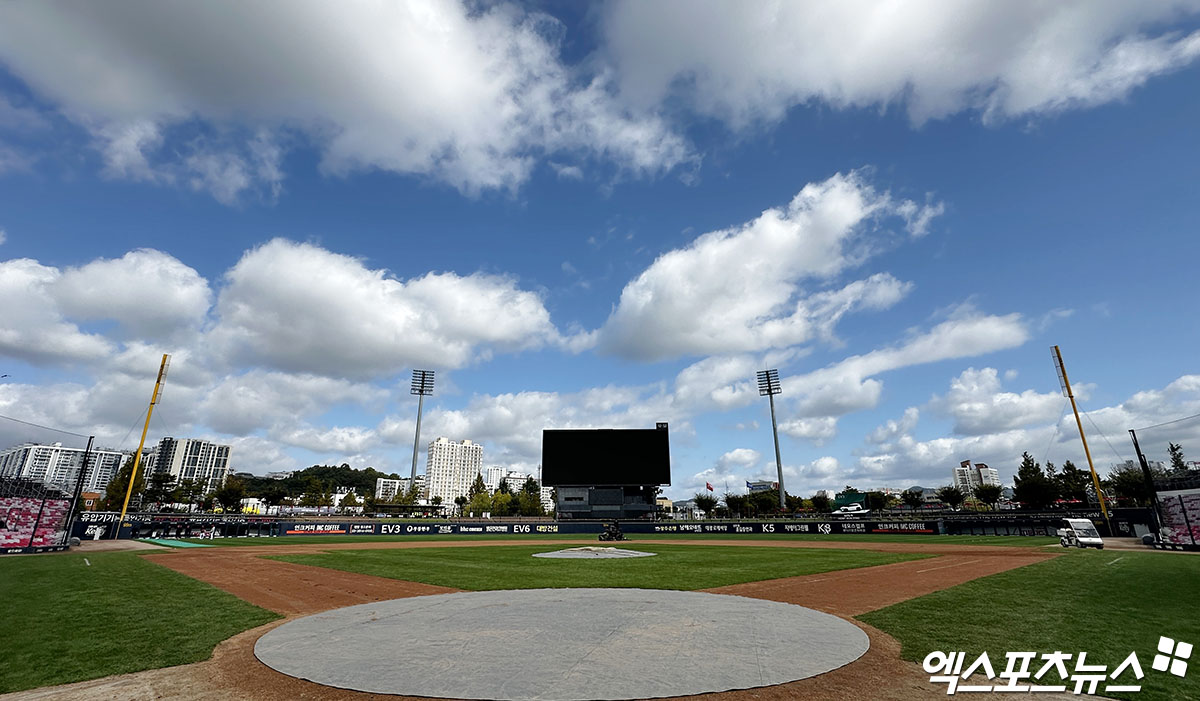 23일 오후 광주기아챔피언스필드에서 열리는 '2024 신한 SOL Bank KBO 한국시리즈' 삼성 라이온즈와 KIA 타이거즈의 1차전 서스펜디드 경기, 그라운드 관계자가 정비 작업을 하고 있다. 21일 우천 중단에 이어 22일 우천 순연된 1차전은 이날 재개됐으며 2차전도 열렸다. 이날 KIA는 1차전 6~8회에 5점을 내면서 5-1 역전승을 거뒀다. 한 시간 뒤 열린 2차전에서 8-3 쾌승을 챙기며 하루에 2승을 챙기고 통합 우승에 성큼 다가섰다. 역대 한국시리즈 1~2차전 연승팀 우승확률은 90%다. 광주, 김한준 기자