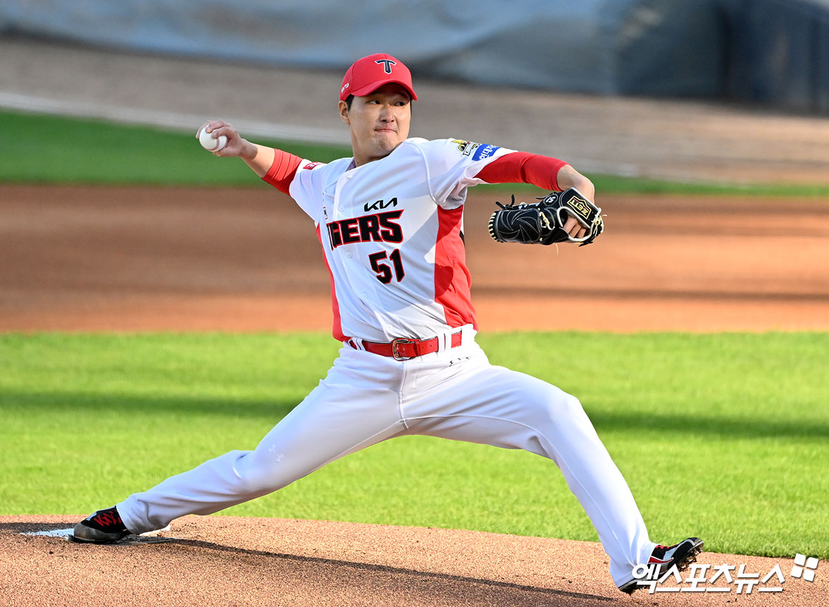 23일 오후 광주기아챔피언스필드에서 열린 '2024 신한 SOL Bank KBO 한국시리즈' 삼성 라이온즈와 KIA 타이거즈의 1차전 서스펜디드 경기,  6회초 무사 1,2루 KIA 전상현이 공을 힘차게 던지고 있다. KIA는 이날 1차전 6~8회에 5점을 뽑아내며 5-1 역전승을 거뒀다. 이어 2차전에서 8-3 완승을 거두고 하루에 2승을 챙겼다. 역대 한국시리즈 1~2차전 연승팀 우승확률은 90%다.  광주, 김한준 기자