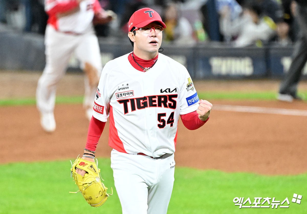 23일 오후 광주기아챔피언스필드에서 열린 '2024 신한 SOL Bank KBO 한국시리즈' 삼성 라이온즈와 KIA 타이거즈의 2차전 경기, 5회초 수비를 마친 KIA 선발투수 양현종이 주먹을 불끈 쥐고 있다. 광주, 김한준 기자