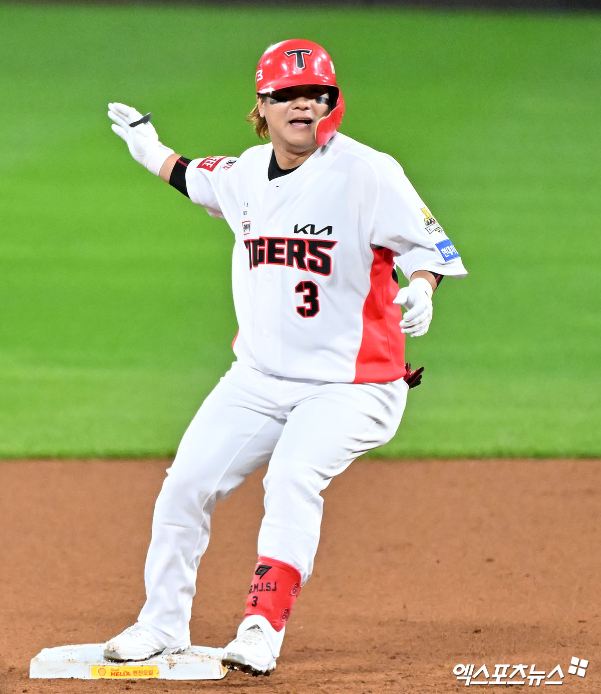 23일 오후 광주기아챔피언스필드에서 열린 '2024 신한 SOL Bank KBO 한국시리즈' 삼성 라이온즈와 KIA 타이거즈의 2차전 경기, 1회말 1사 1,3루 KIA 김선빈이 1타점 2루타를 날린 후 기뻐하고 있다. KIA는 2차전에서 8-3 완승을 거두고 같은 날 먼저 열린 1차전 5-1 승리를 묶어 하루에 2승을 챙기고 통합 우승에 성큼 다가섰다. 역대 한국시리즈 1~2차전 연승팀 우승확률은 90%다. 광주, 김한준 기자