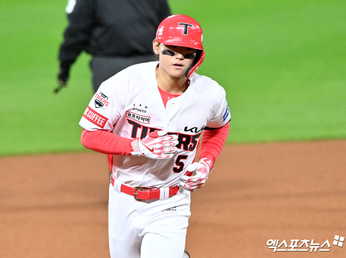 23일 오후 광주기아챔피언스필드에서 열린 '2024 신한 SOL Bank KBO 한국시리즈' 삼성 라이온즈와 KIA 타이거즈의 2차전 경기, 2회말 2사 KIA 김도영이 솔로 홈런을 날린 후 그라운드를 돌고 있다. KIA는 2차전에서 8-3 완승을 거두고 같은 날 먼저 열린 1차전 5-1 승리를 묶어 하루에 2승을 챙기고 통합 우승에 성큼 다가섰다. 역대 한국시리즈 1~2차전 연승팀 우승확률은 90%다. 광주, 김한준 기자