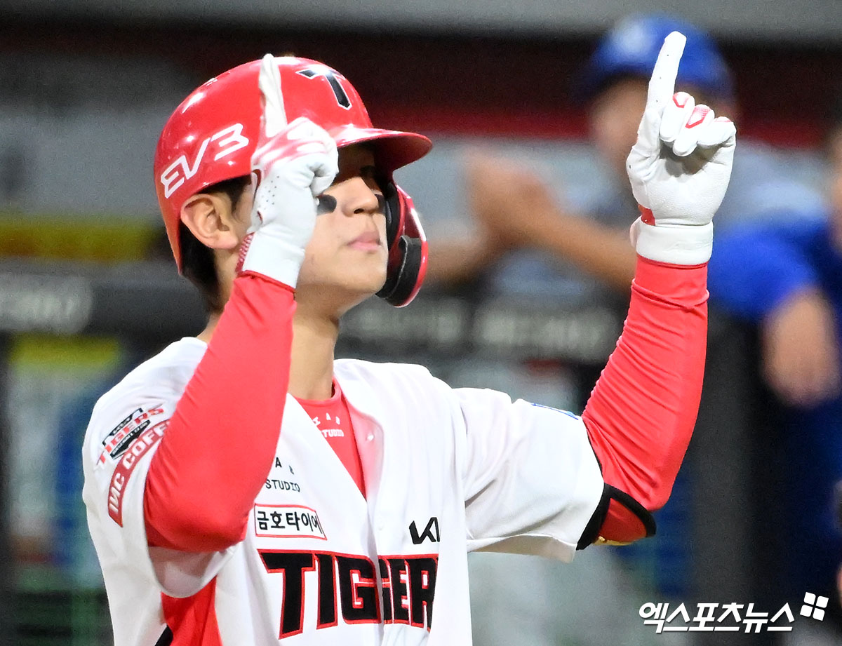 23일 오후 광주기아챔피언스필드에서 열린 '2024 신한 SOL Bank KBO 한국시리즈' 삼성 라이온즈와 KIA 타이거즈의 2차전 경기, 2회말 2사 KIA 김도영이 솔로 홈런을 날린 후 그라운드를 돌고 있다. KIA는 2차전에서 8-3 완승을 거두고 같은 날 먼저 열린 1차전 5-1 승리를 묶어 하루에 2승을 챙기고 통합 우승에 성큼 다가섰다. 역대 한국시리즈 1~2차전 연승팀 우승확률은 90%다. 광주, 김한준 기자