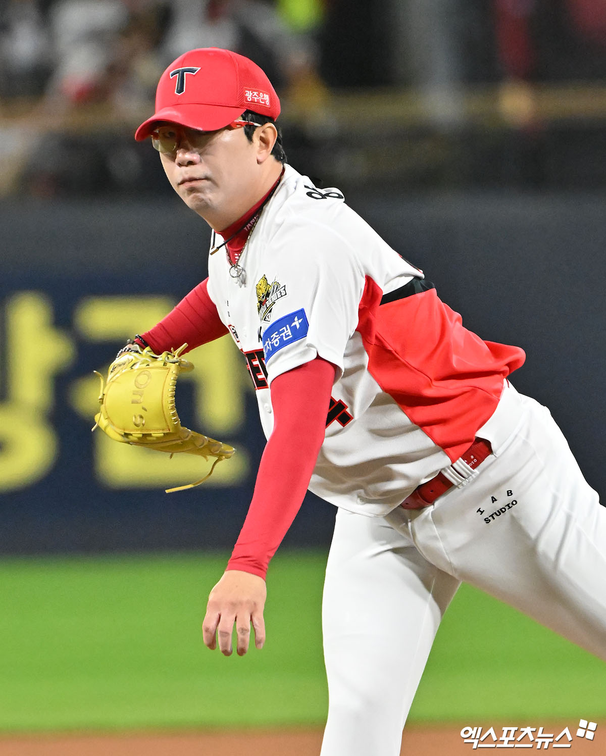 23일 오후 광주기아챔피언스필드에서 열린 '2024 신한 SOL Bank KBO 한국시리즈' 삼성 라이온즈와 KIA 타이거즈의 2차전 경기, 1회초 KIA 선발투수 양현종이 공을 힘차게 던지고 있다. 양현종은 이날 5와 3분의2이닝을 8안타 2실점으로 막아내며 승리투수가 됐다. 광주, 김한준 기자