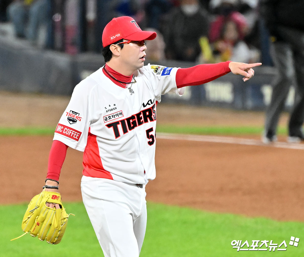 23일 오후 광주기아챔피언스필드에서 열린 '2024 신한 SOL Bank KBO 한국시리즈' 삼성 라이온즈와 KIA 타이거즈의 2차전 경기, 2회초 2사 2루 KIA 선발투수 양현종이 공의 위치를 손으로 가리키고 있다. 광주, 김한준 기자