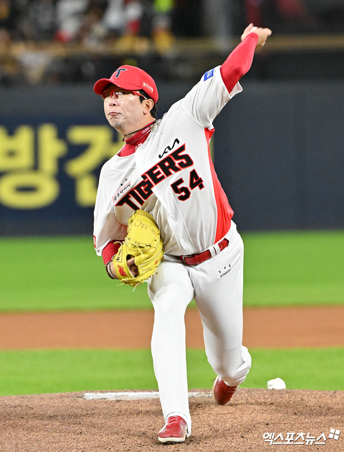 23일 오후 광주기아챔피언스필드에서 열린 '2024 신한 SOL Bank KBO 한국시리즈' 삼성 라이온즈와 KIA 타이거즈의 2차전 경기, 1회초 KIA 선발투수 양현종이 공을 힘차게 던지고 있다. 양현종은 이날 5와 3분의2이닝을 8안타 2실점으로 막아내며 승리투수가 됐다. 광주, 김한준 기자