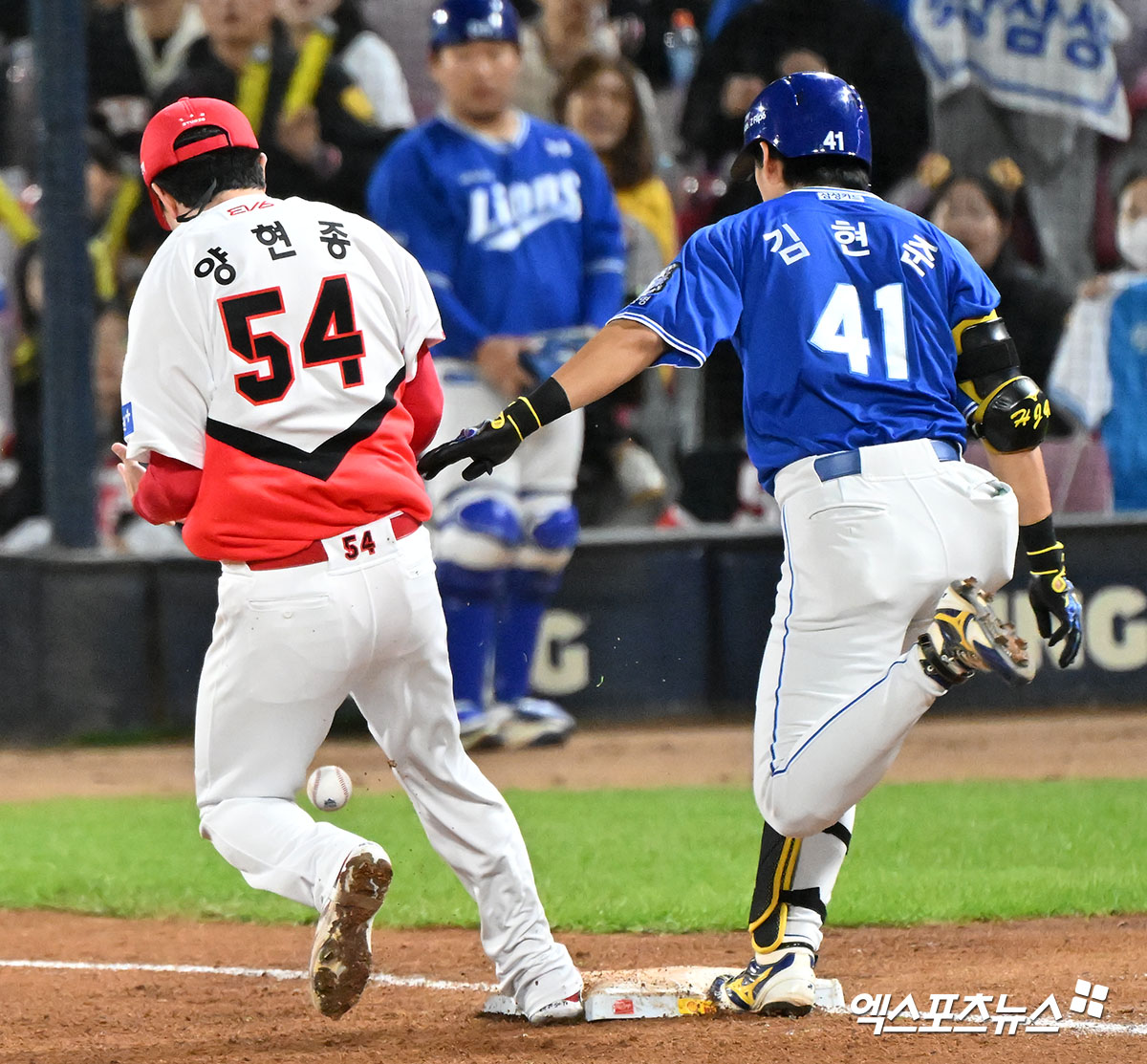 23일 오후 광주기아챔피언스필드에서 열린 '2024 신한 SOL Bank KBO 한국시리즈' 삼성 라이온즈와 KIA 타이거즈의 2차전 경기, 4회초 2사 1루 KIA 양현종이 삼성 김현준의 내야땅볼때 1루 베이스커버를 들어가다 공을 놓치고 있다. 양현종은 이날 5와 3분의2이닝을 8안타 2실점으로 막아내며 승리투수가 됐다. 광주, 김한준 기자