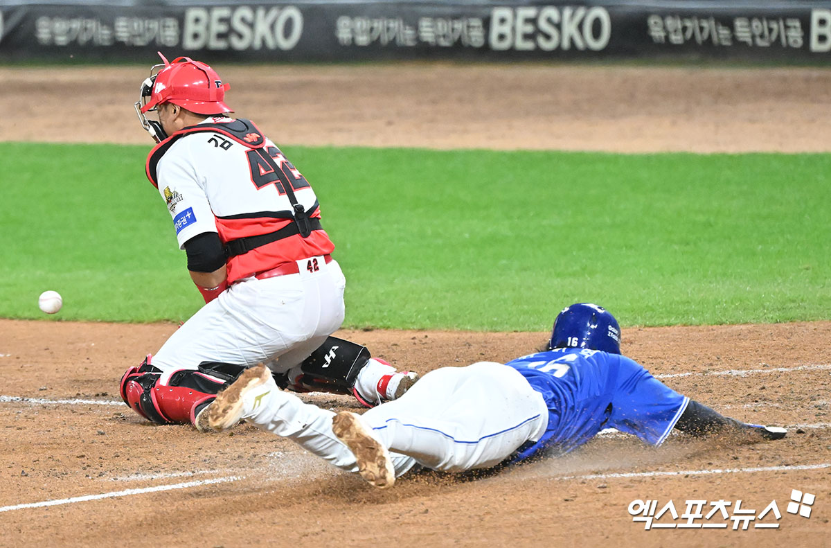 23일 오후 광주기아챔피언스필드에서 열린 '2024 신한 SOL Bank KBO 한국시리즈' 삼성 라이온즈와 KIA 타이거즈의 2차전 경기, 4회초 2사 1루 삼성 류지혁이 김현준의 내야땅볼때 상대 실책을 틈타 득점에 성공하고 있다. 광주, 김한준 기자