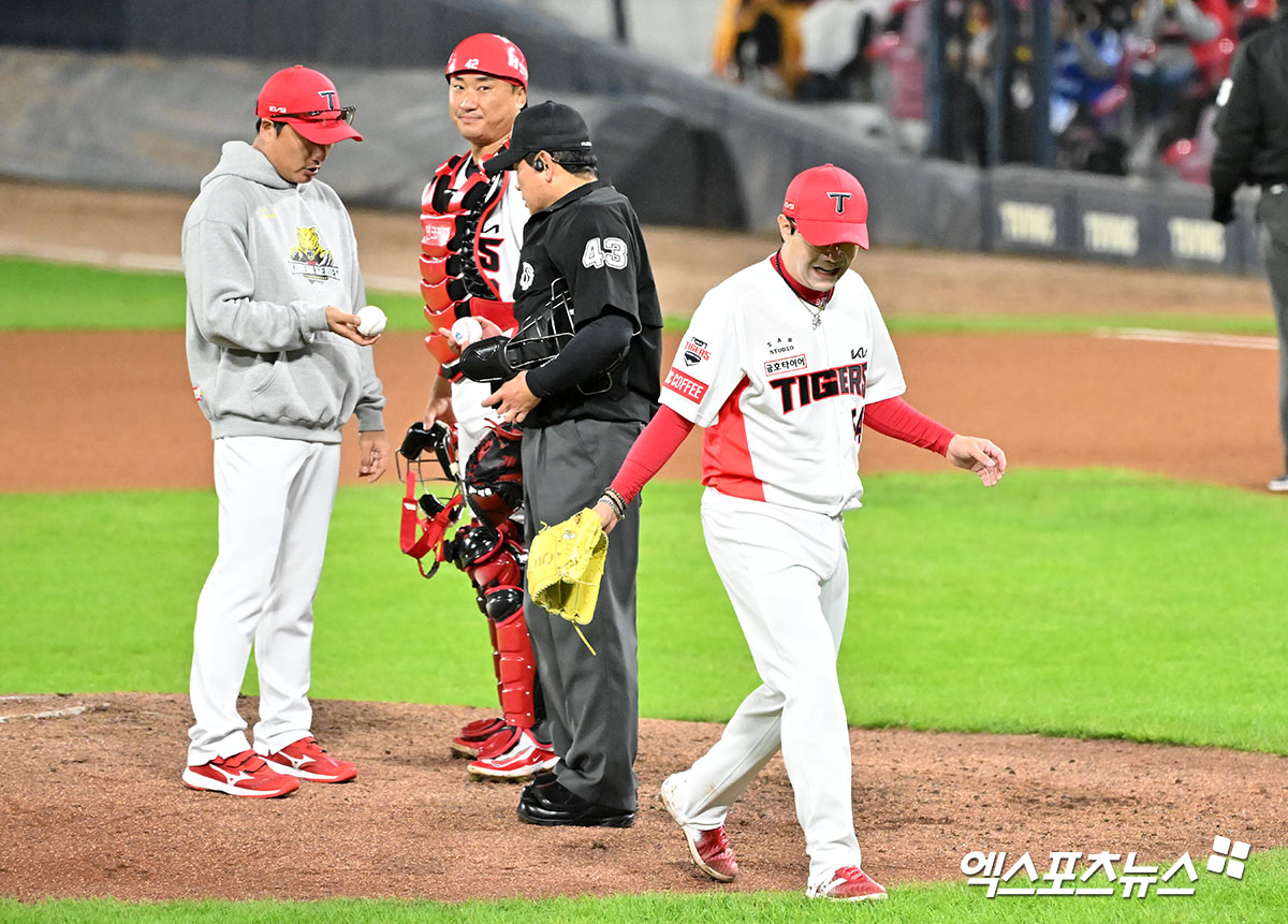 23일 오후 광주기아챔피언스필드에서 열린 '2024 신한 SOL Bank KBO 한국시리즈' 삼성 라이온즈와 KIA 타이거즈의 2차전 경기, 6회초 1사 1,2루 KIA 선발투수 양현종이 마운드를 내려가고 있다. 광주, 김한준 기자