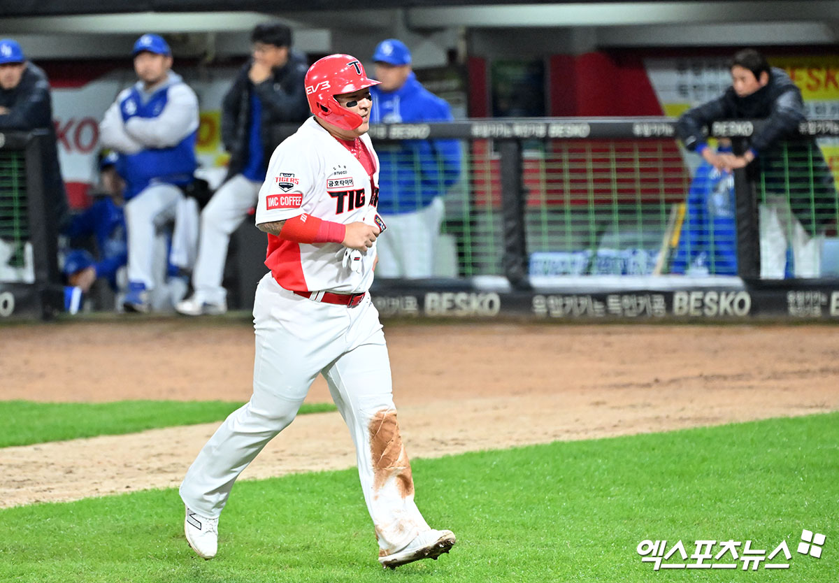 23일 오후 광주기아챔피언스필드에서 열린 '2024 신한 SOL Bank KBO 한국시리즈' 삼성 라이온즈와 KIA 타이거즈의 2차전 경기, 5회말 1사 1,3루 KIA 최형우가 김선빈의 1타점 희생플라이때 득점에 성공하고 있다. KIA는 2차전에서 8-3 완승을 거두고 같은 날 먼저 열린 1차전 5-1 승리를 묶어 하루에 2승을 챙기고 통합 우승에 성큼 다가섰다. 역대 한국시리즈 1~2차전 연승팀 우승확률은 90%다.  광주, 김한준 기자