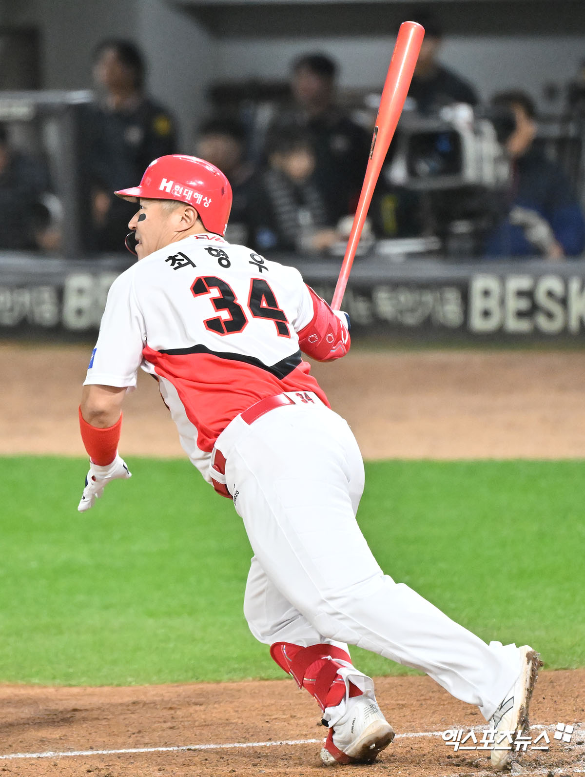 23일 오후 광주기아챔피언스필드에서 열린 '2024 신한 SOL Bank KBO 한국시리즈' 삼성 라이온즈와 KIA 타이거즈의 2차전 경기, 1회말 1사 3루 KIA 최형우가 1타점 적시타를 날리고 있다. KIA는 2차전에서 8-3 완승을 거두고 같은 날 먼저 열린 1차전 5-1 승리를 묶어 하루에 2승을 챙기고 통합 우승에 성큼 다가섰다. 역대 한국시리즈 1~2차전 연승팀 우승확률은 90%다. 광주, 김한준 기자