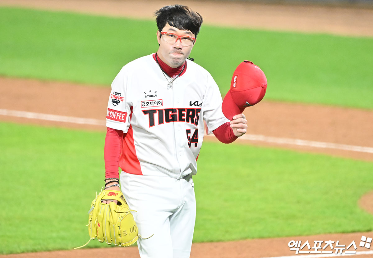 23일 오후 광주기아챔피언스필드에서 열린 '2024 신한 SOL Bank KBO 한국시리즈' 삼성 라이온즈와 KIA 타이거즈의 2차전 경기, 6회초 1사 1,2루 KIA 선발투수 양현종이 마운드를 내려가고 있다. 양현종은 이날 승리투수가 됐다. KIA는 2차전에서 8-3 완승을 거두고 같은 날 먼저 열린 1차전 5-1 승리를 묶어 하루에 2승을 챙기고 통합 우승에 성큼 다가섰다. 광주, 김한준 기자