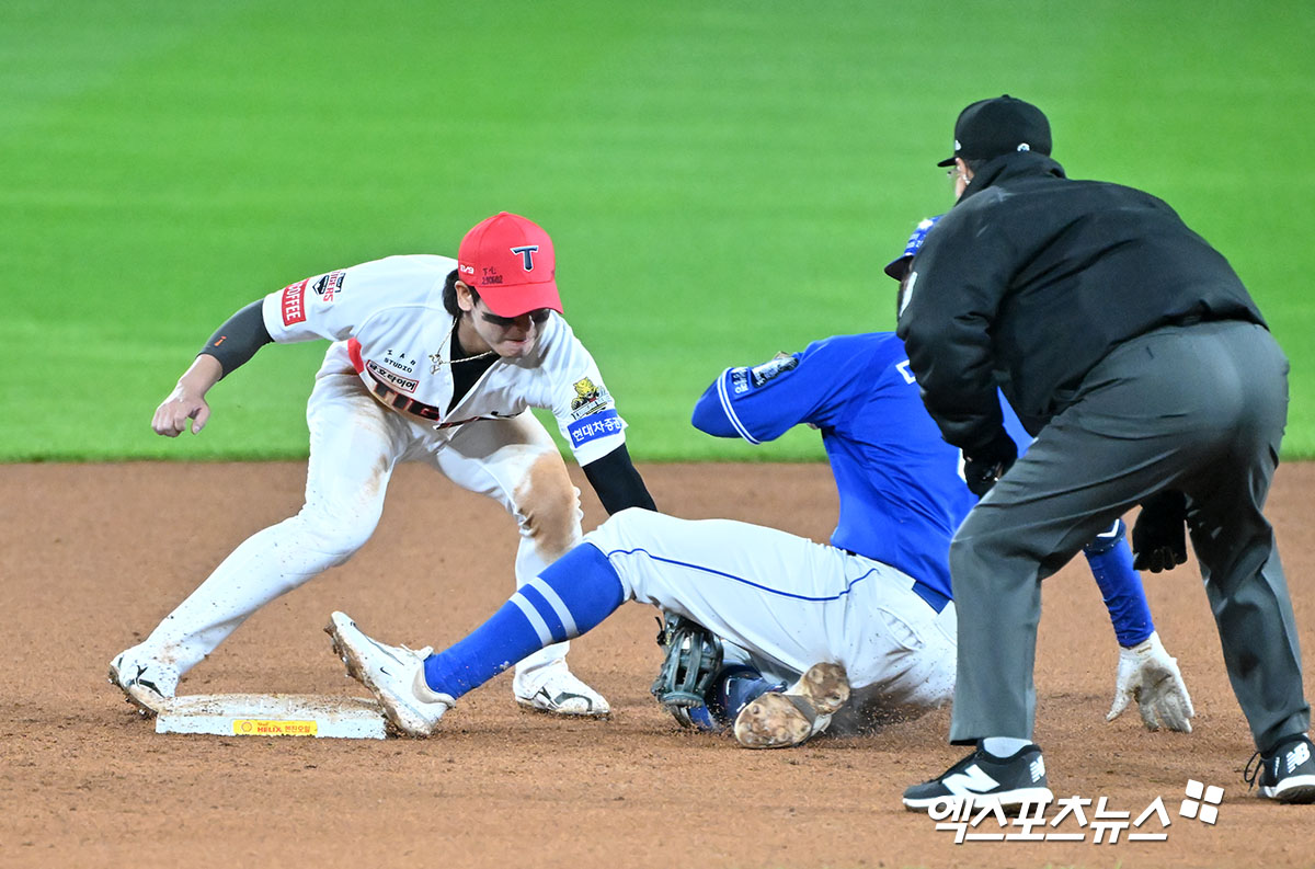 23일 오후 광주기아챔피언스필드에서 열린 '2024 신한 SOL Bank KBO 한국시리즈' 삼성 라이온즈와 KIA 타이거즈의 2차전 경기, 7회초 삼성 디아즈가 우전안타를 날린 후 2루에서 KIA 박찬호에게 태그아웃을 당하고 있다. KIA는 2차전에서 8-3 완승을 거두고 같은 날 먼저 열린 1차전 5-1 승리를 묶어 하루에 2승을 챙기고 통합 우승에 성큼 다가섰다. 역대 한국시리즈 1~2차전 연승팀 우승확률은 90%다. 광주, 김한준 기자