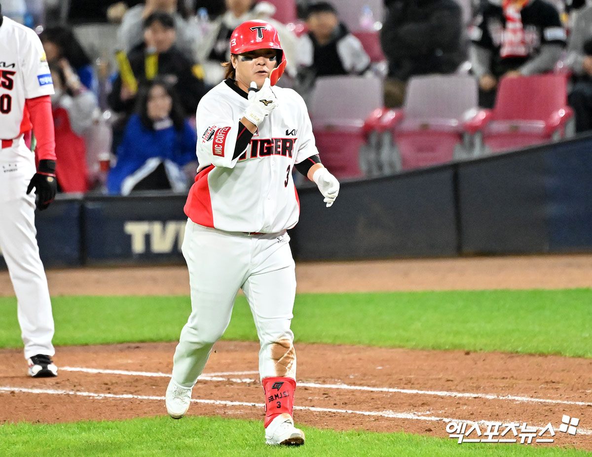 23일 오후 광주기아챔피언스필드에서 열린 '2024 신한 SOL Bank KBO 한국시리즈' 삼성 라이온즈와 KIA 타이거즈의 2차전 경기, 8회말 KIA 김선빈이 중전안타를 날린 후 대주자 김규성과 교체되고 있다. KIA는 2차전에서 8-3 완승을 거두고 같은 날 먼저 열린 1차전 5-1 승리를 묶어 하루에 2승을 챙기고 통합 우승에 성큼 다가섰다. 역대 한국시리즈 1~2차전 연승팀 우승확률은 90%다. 광주, 김한준 기자