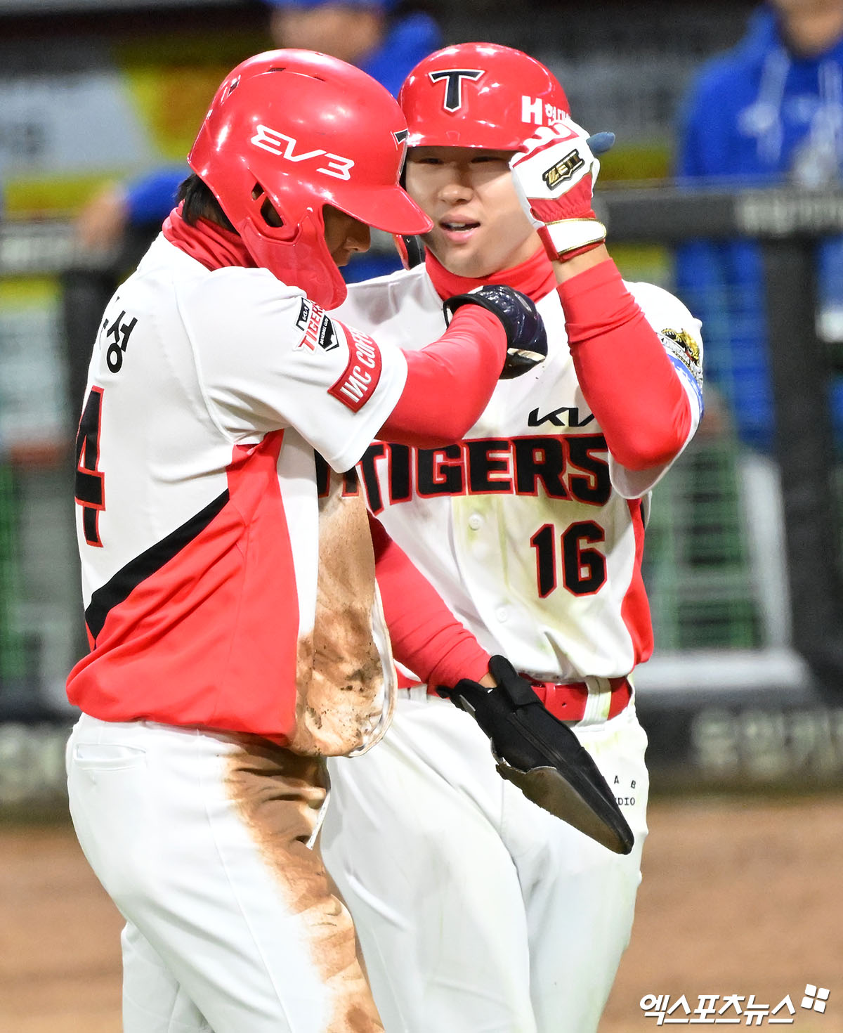 23일 오후 광주기아챔피언스필드에서 열린 '2024 신한 SOL Bank KBO 한국시리즈' 삼성 라이온즈와 KIA 타이거즈의 2차전 경기, 8회말 1사 3루 KIA 김규성이 최원준의 1타점 희생플라이때 득점에 성공한 후 기뻐하고 있다. KIA는 2차전에서 8-3 완승을 거두고 같은 날 먼저 열린 1차전 5-1 승리를 묶어 하루에 2승을 챙기고 통합 우승에 성큼 다가섰다. 역대 한국시리즈 1~2차전 연승팀 우승확률은 90%다. 광주, 김한준 기자