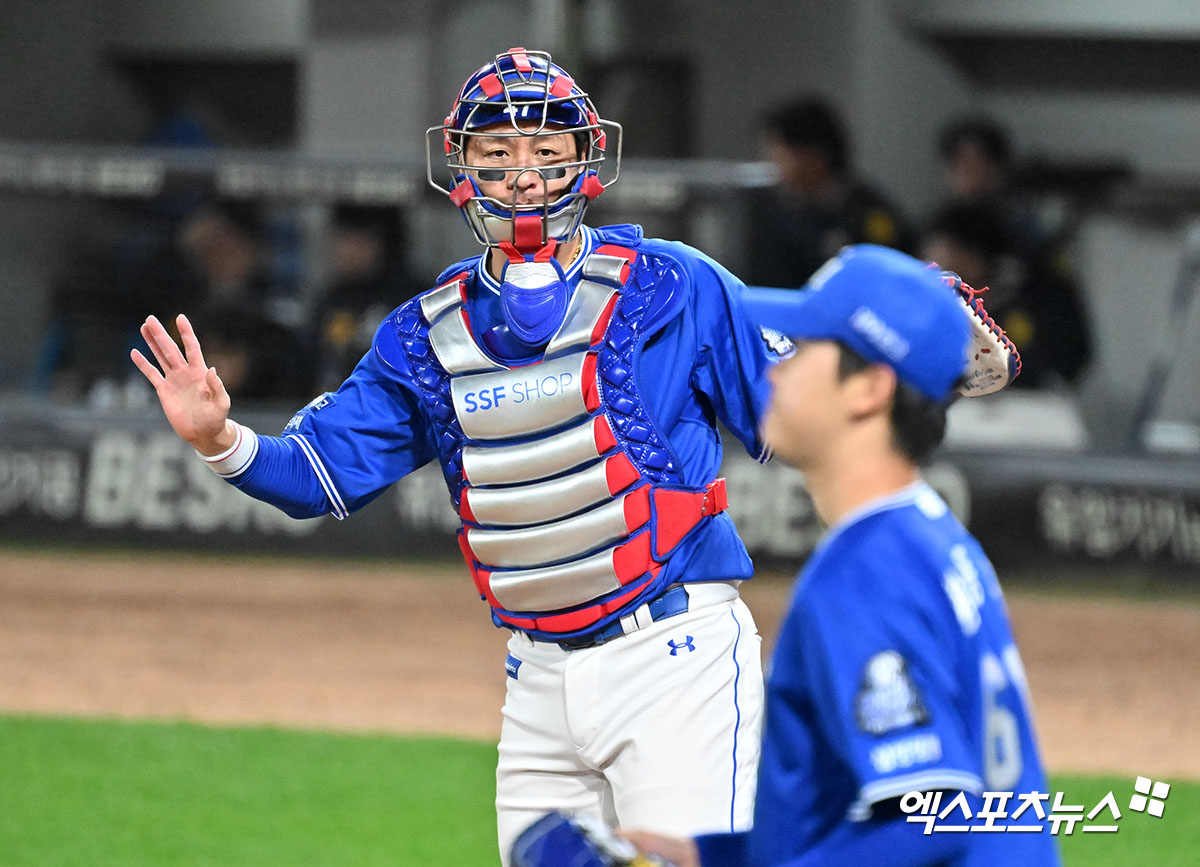 삼성 라이온즈 포수 강민호가 23일 광주 기아 챔피언스필드에서 열린 삼성 라이온즈와의 2024 신한 SOL Bank KBO 한국시리즈(7전 4승제) 1차전(10월 21일 경기 우천 서스펜디드 게임 재개)과 2차전 패배로 아쉬움을 삼켰다. 사진 김한준 기자