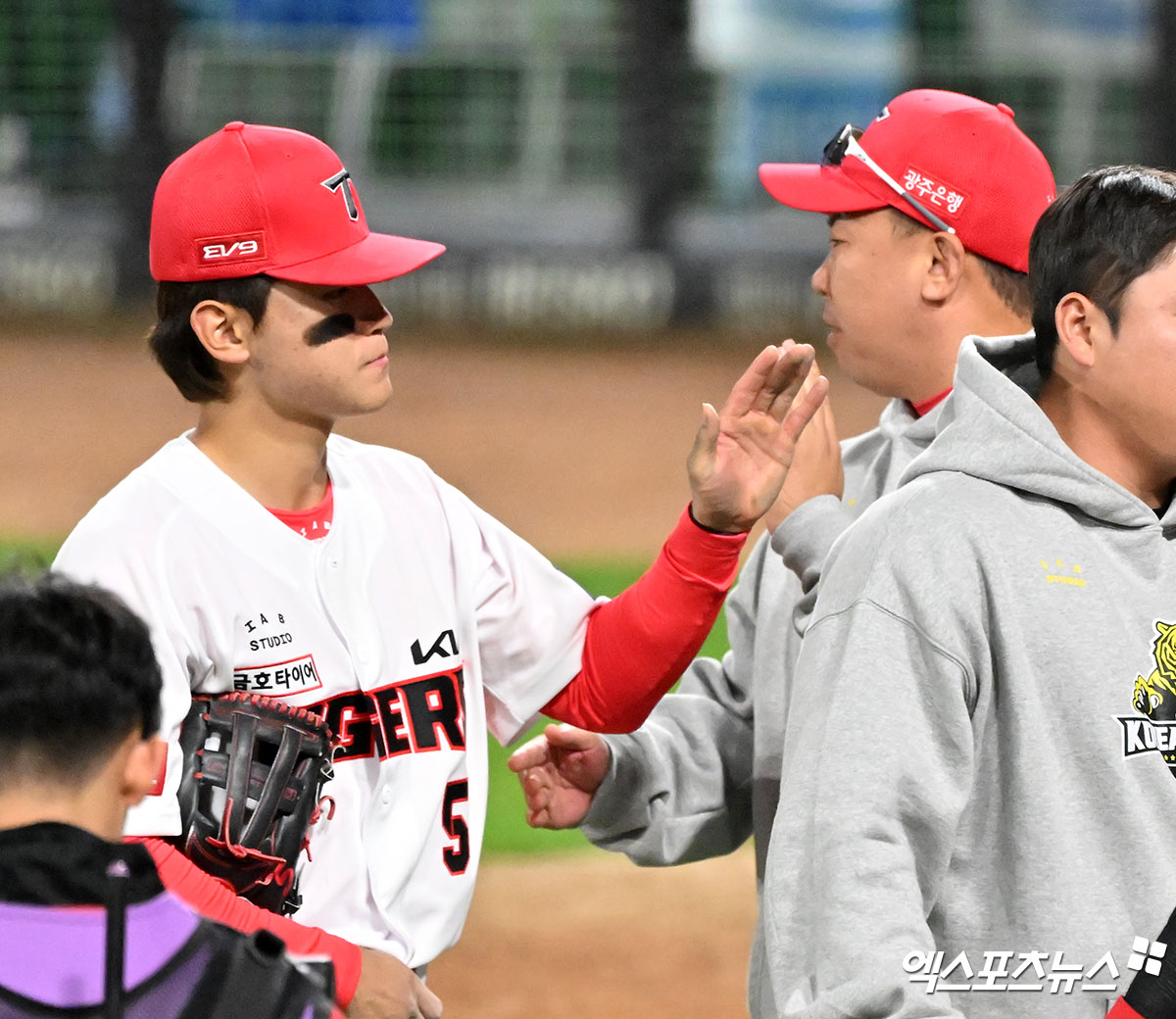 23일 오후 광주기아챔피언스필드에서 열린 '2024 신한 SOL Bank KBO 한국시리즈' 삼성 라이온즈와 KIA 타이거즈의 2차전 경기, KIA가 선발 양현종의 호투와 1회애만 5득점을 뽑아낸 타선의 활약에 힘입어 삼성에 8:3으로 승리하며 시리즈 2연승을 달렸다. 이날 경기에서 승리한 KIA 김도영이 이범호 감독과 하이파이브를 하고 있다. 광주, 김한준 기자