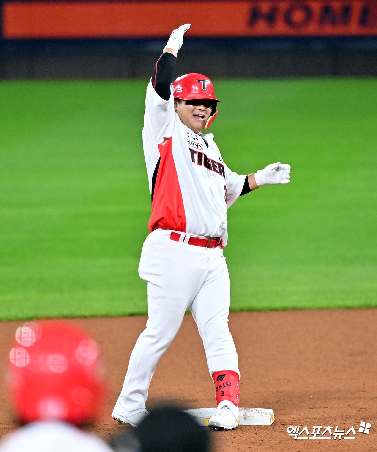 23일 오후 광주기아챔피언스필드에서 열린 '2024 신한 SOL Bank KBO 한국시리즈' 삼성 라이온즈와 KIA 타이거즈의 2차전 경기, 1회말 1사 1,3루 KIA 김선빈이 1타점 2루타를 날린 후 기뻐하고 있다. 광주, 김한준 기자